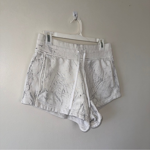 Lululemon Inner Glow High-Rise Shorts 3 Women’s 6 White Marble Pattern - Picture 3 of 6